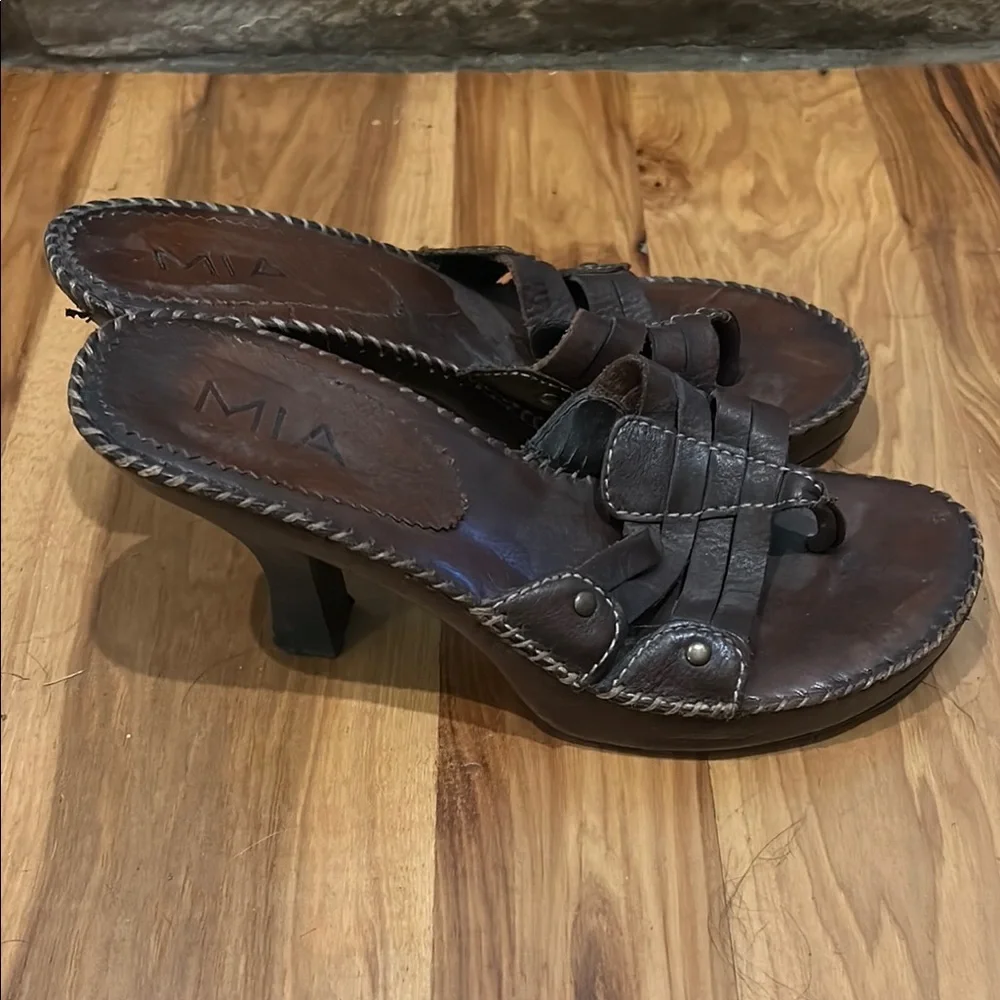 MIA Brown Sandals with Rugged Design - Picture 4 of 5